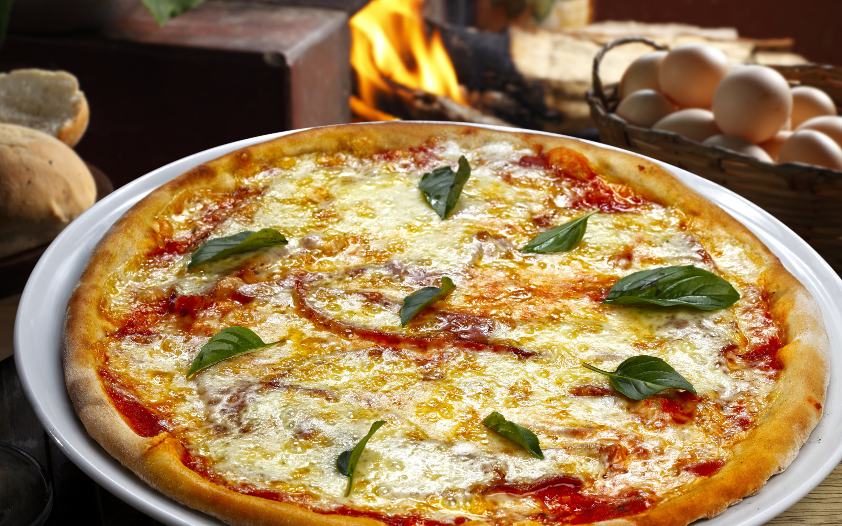 Горячая пицца с помидорами  и сыром 