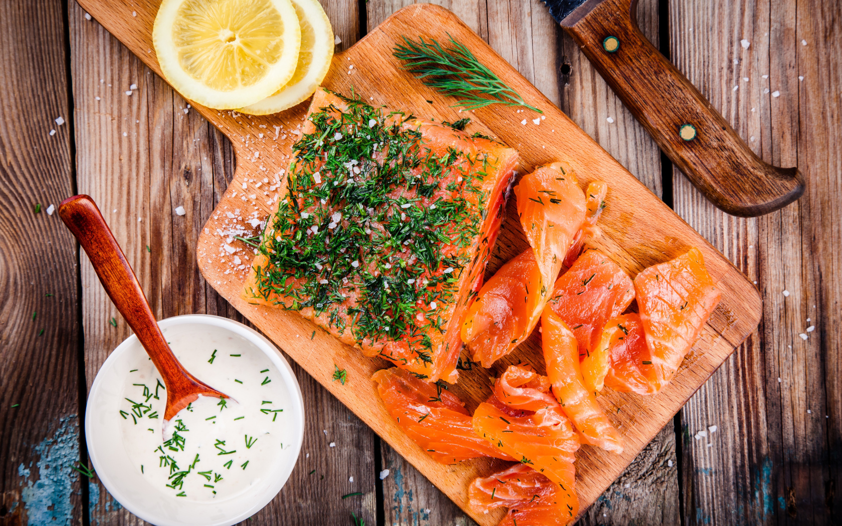 Кусочек аппетитной красной рыбы с укропом 