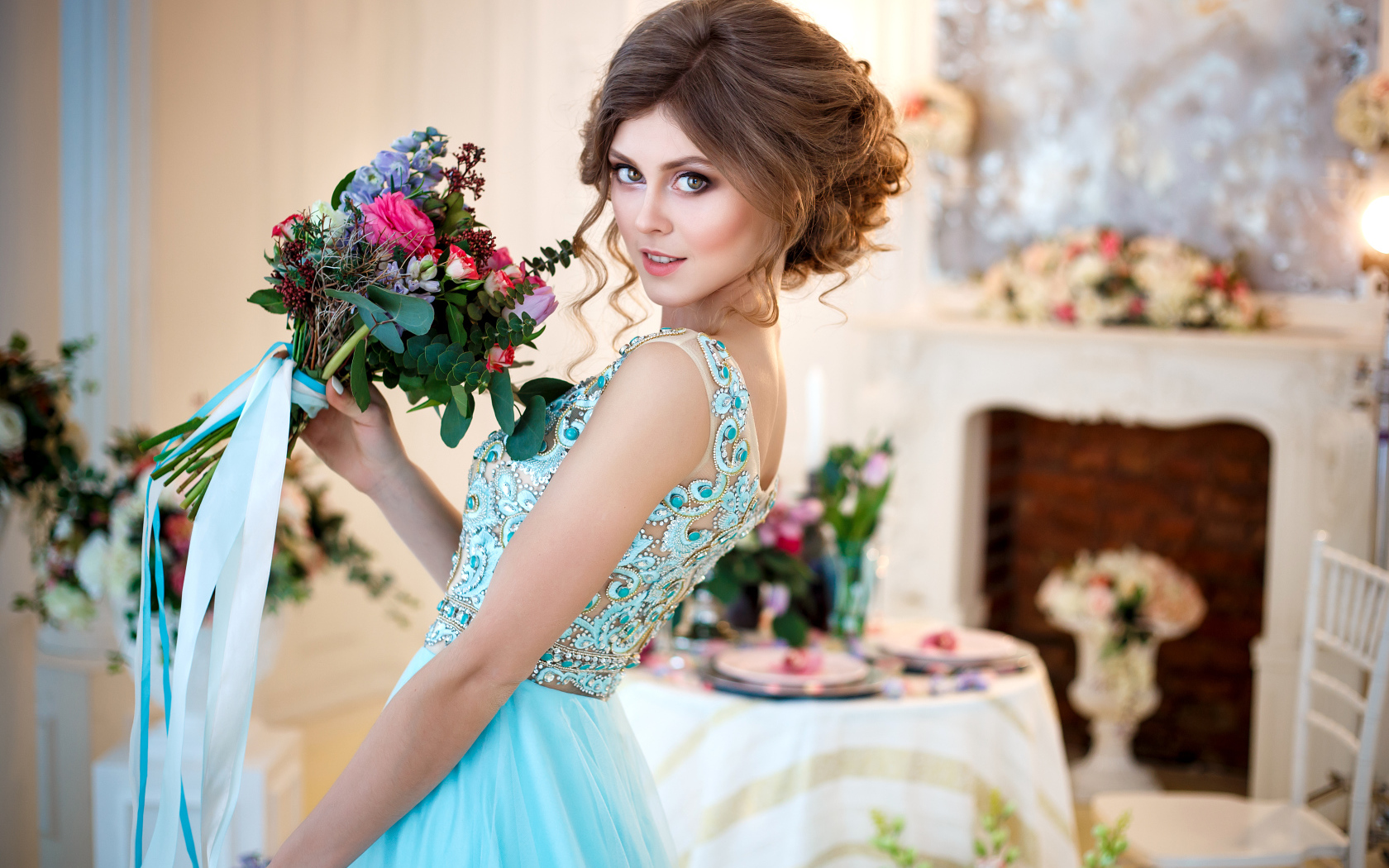 Девушка шатенка в красивом платье бирюзового цвета