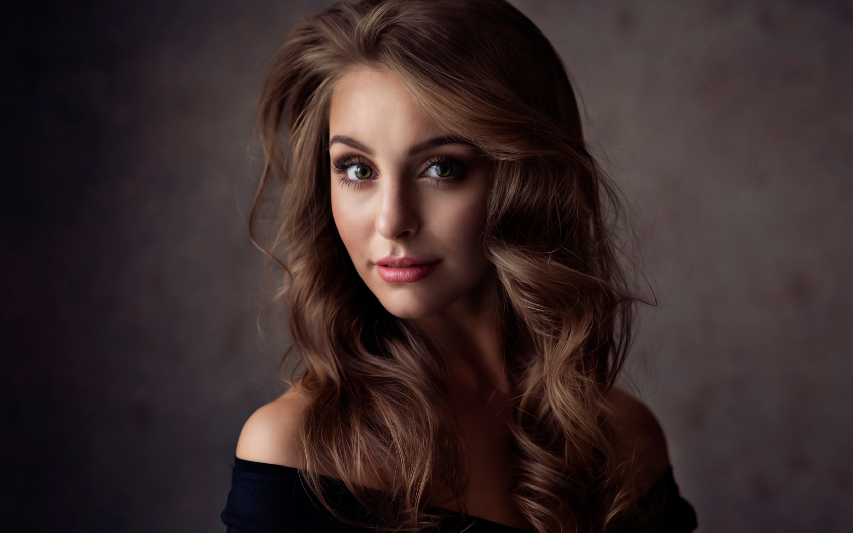 Милая девушка брюнетка с волнистыми волосами 