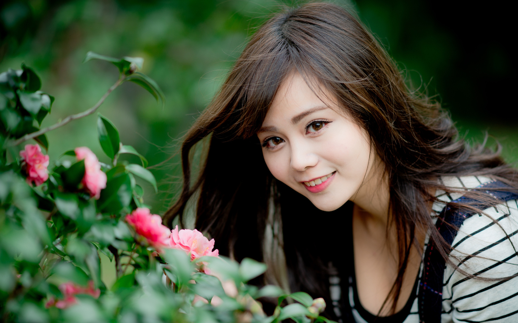 Красивая девушка азиатка с  карими глазами 