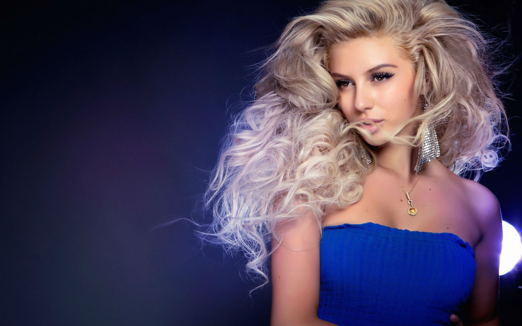 Красивая девушка блондинка в синем платье 