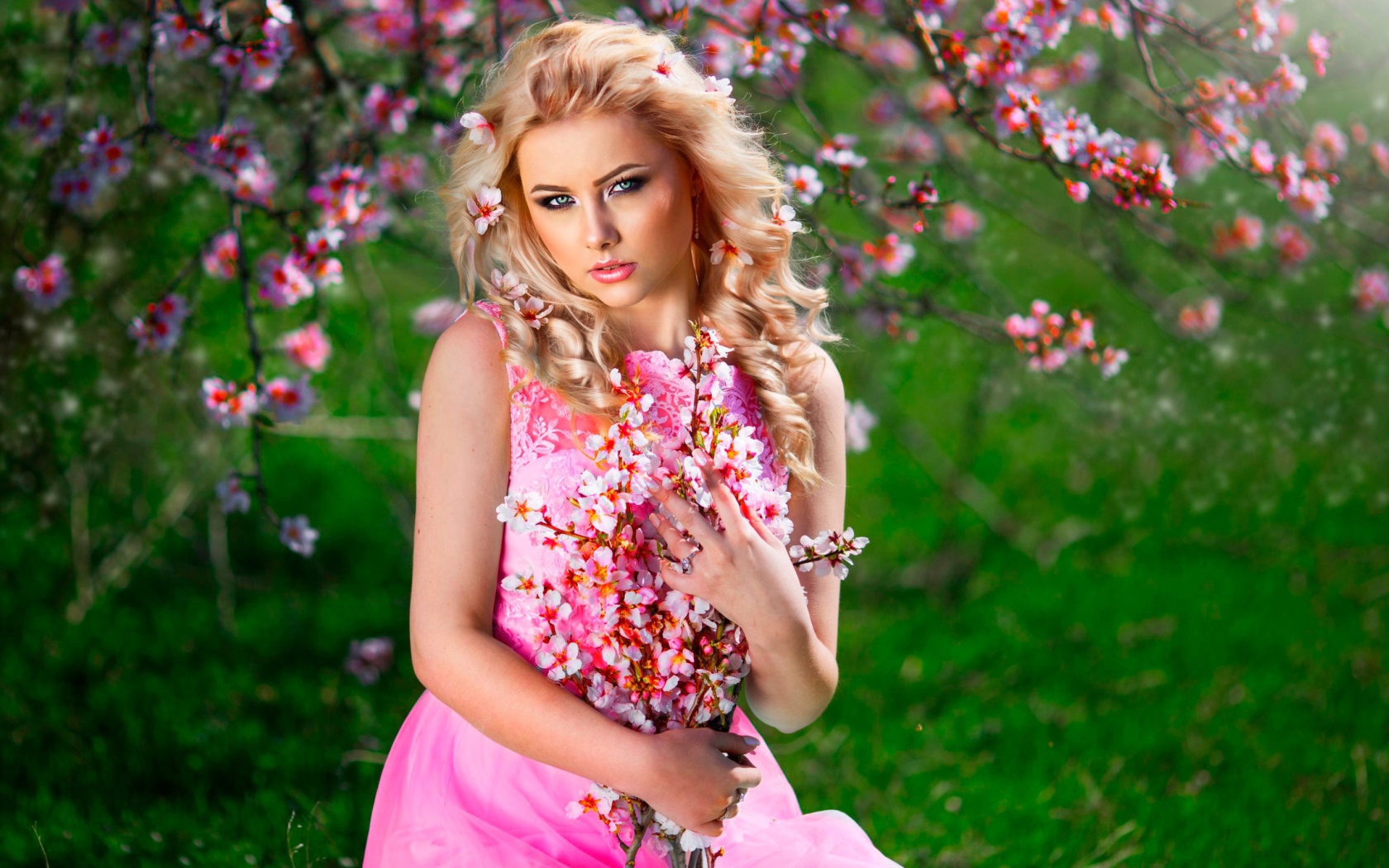 Красивая девушка блондинка с розовыми цветами 