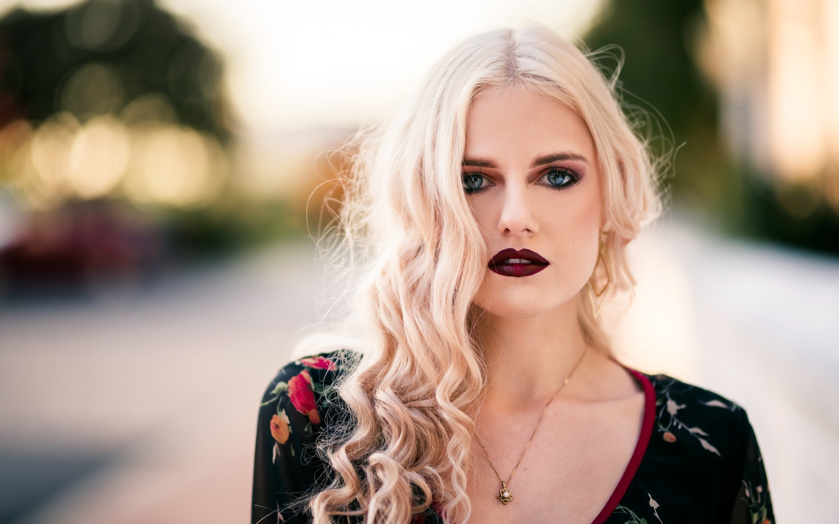 Красивая девушка блондинка с  красными губами