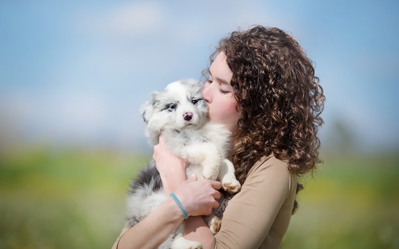 Красивая девушка брюнетка со щенком 