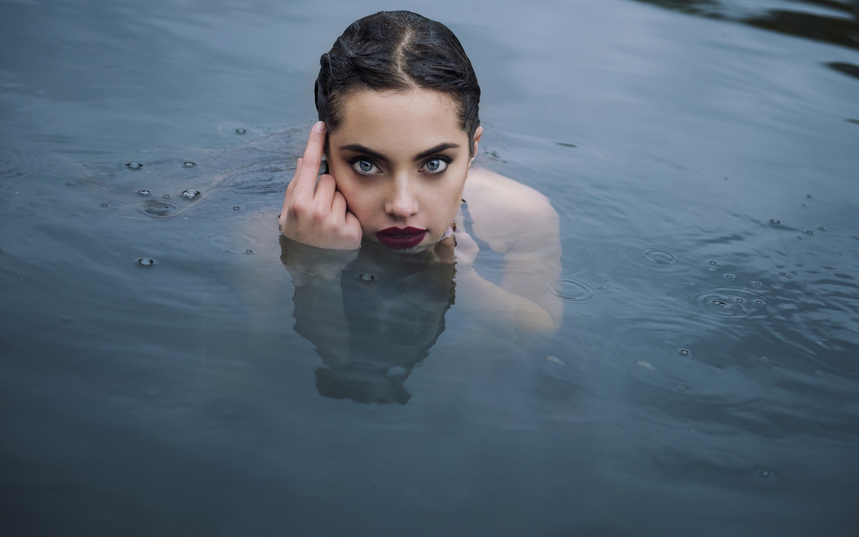 Красивая девушка русалка в воде 