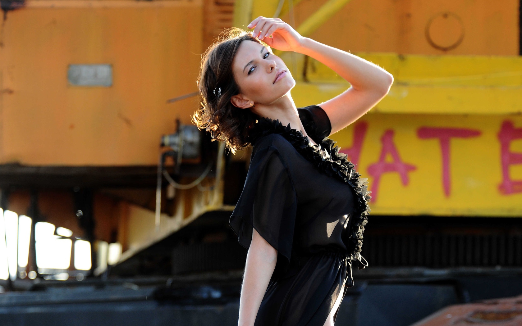 Красивая девушка модель в черном платье