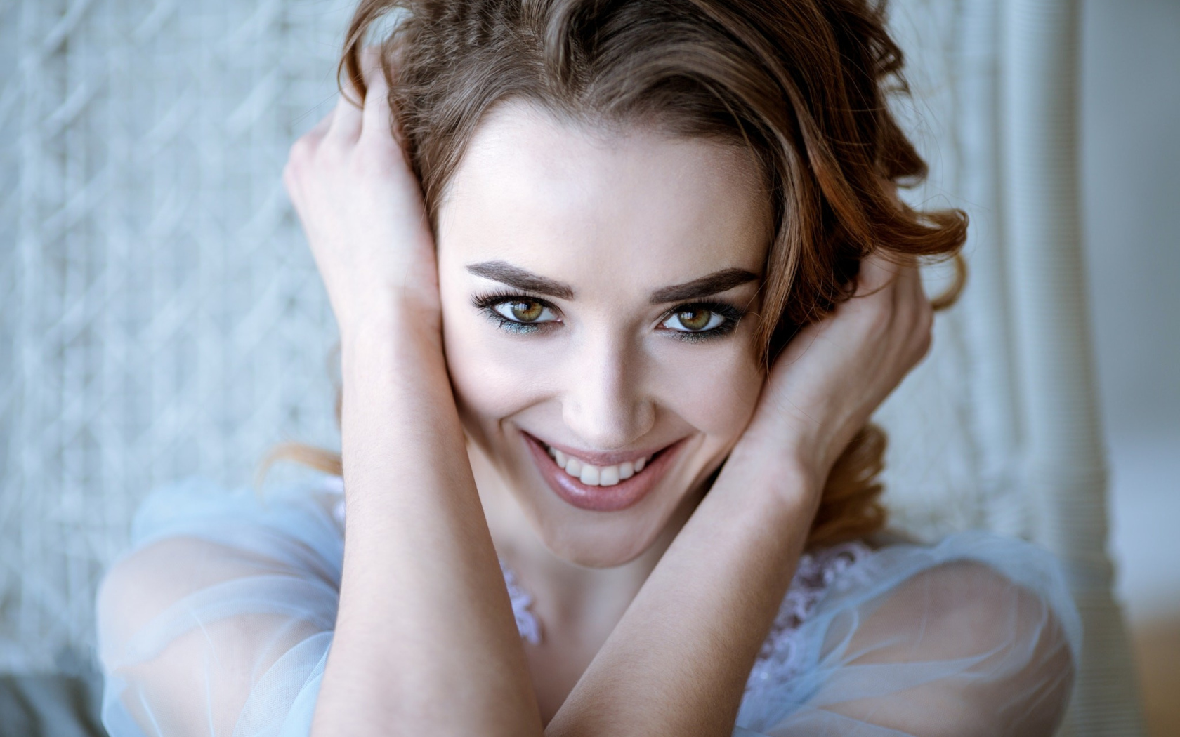 Красивая девушка модель с красивой улыбкой