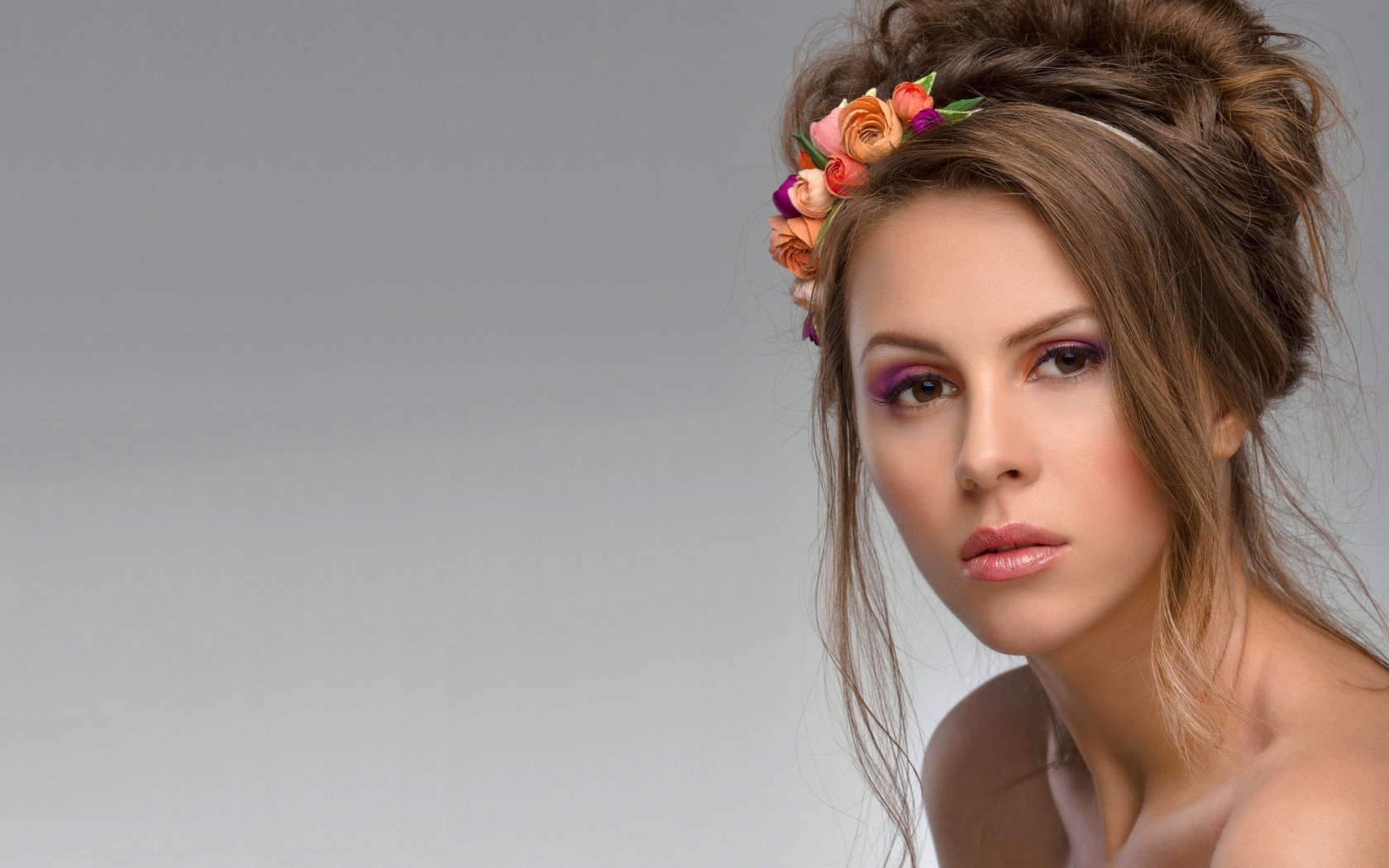 Красивая девушка с нежным макияжем фото на сером фоне