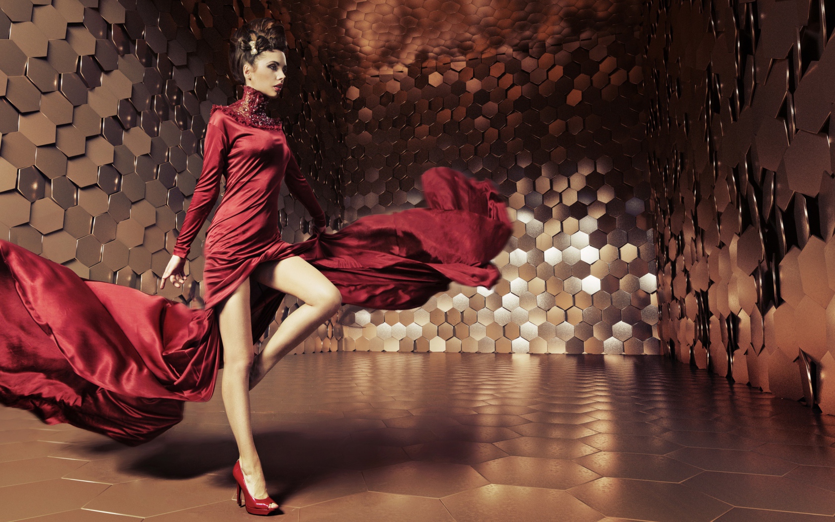 Красивая гламурная девушка в красном платье