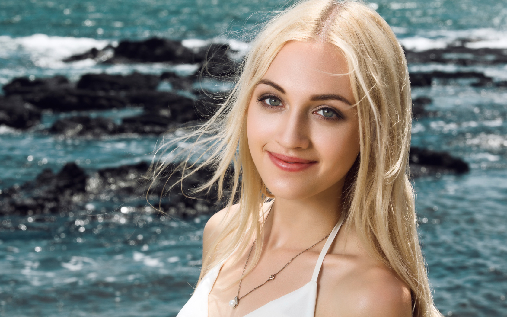 Красивая длинноволосая девушка блондинка на фоне океана 