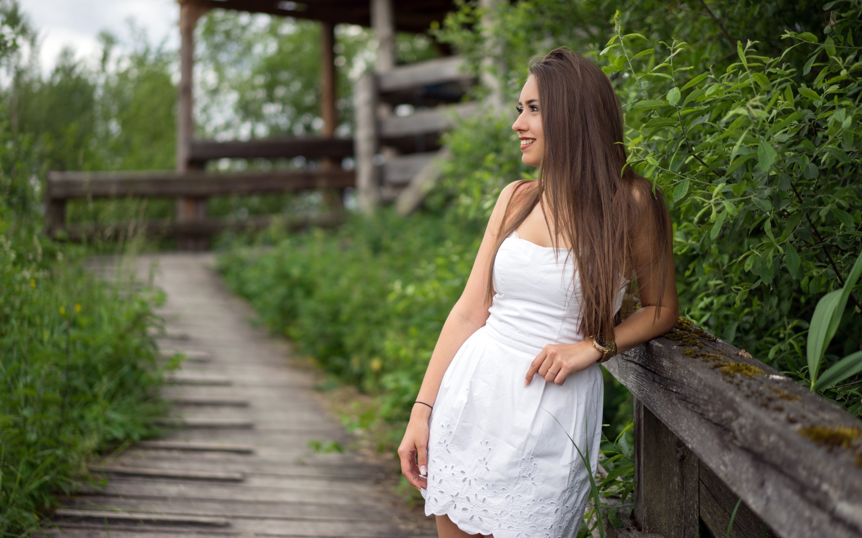 Красивая длинноволосая девушка модель в белом платье