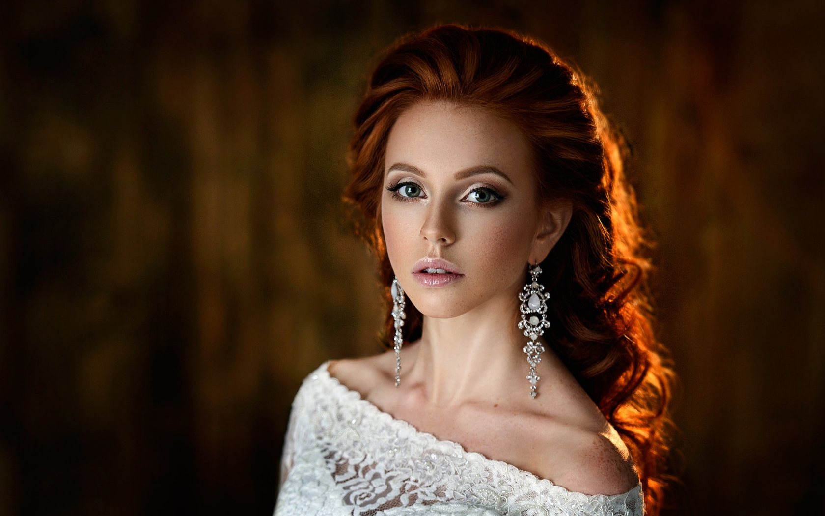 Красивая рыжеволосая девушка в белом платье 