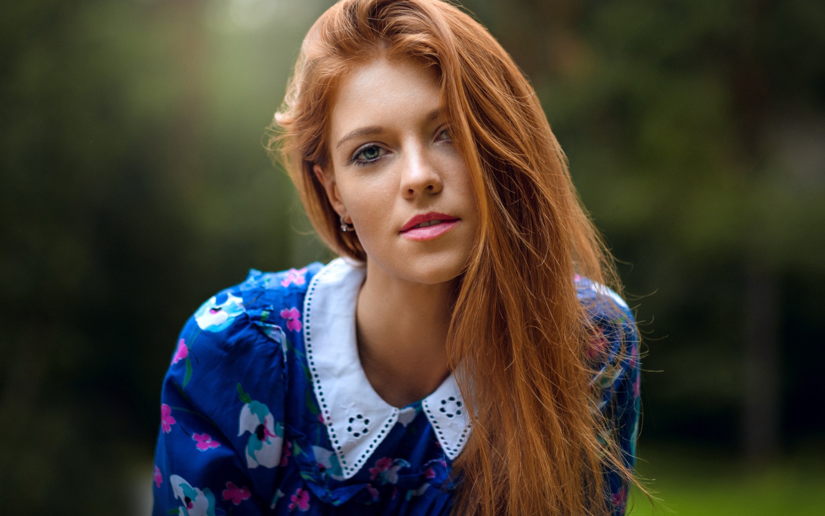 Красивая рыжеволосая девушка с зелеными глазами в красивом платье 