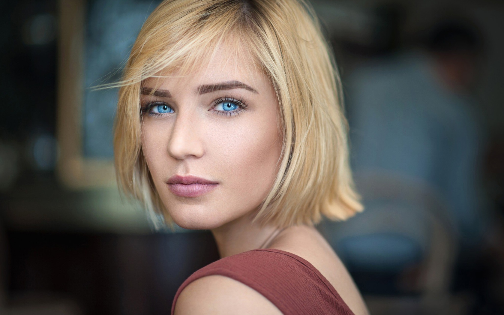 Девушка блондинка с короткой стрижкой и голубыми глазами 