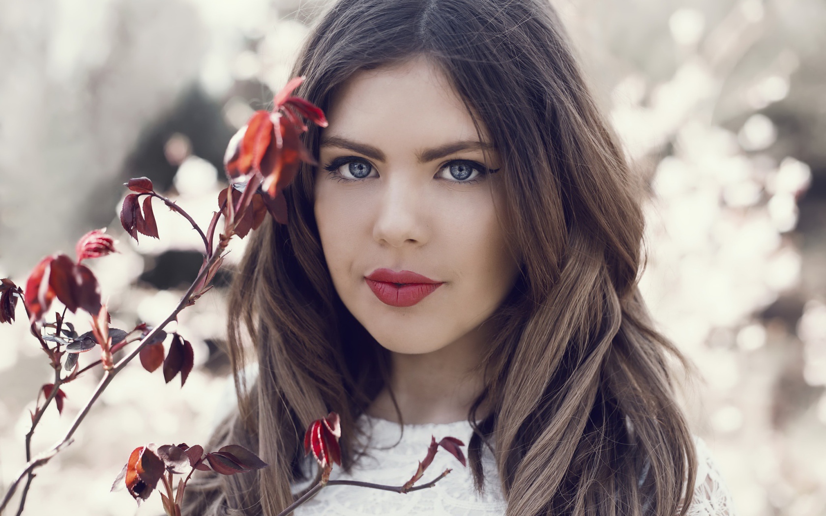 Голубоглазая красивая девушка брюнетка с красными губами