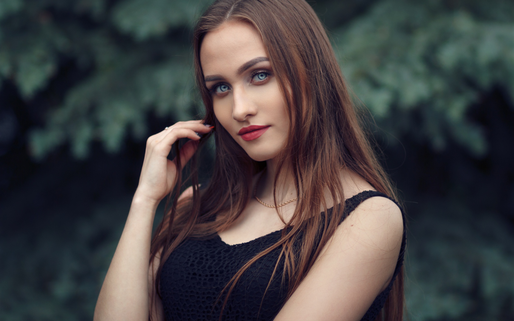 Голубоглазая девушка брюнетка в черном платье