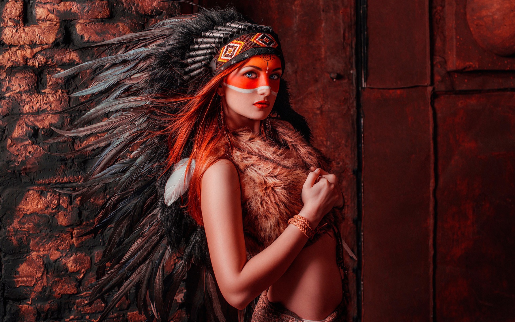 Голубоглазая девушка в костюме индейца 