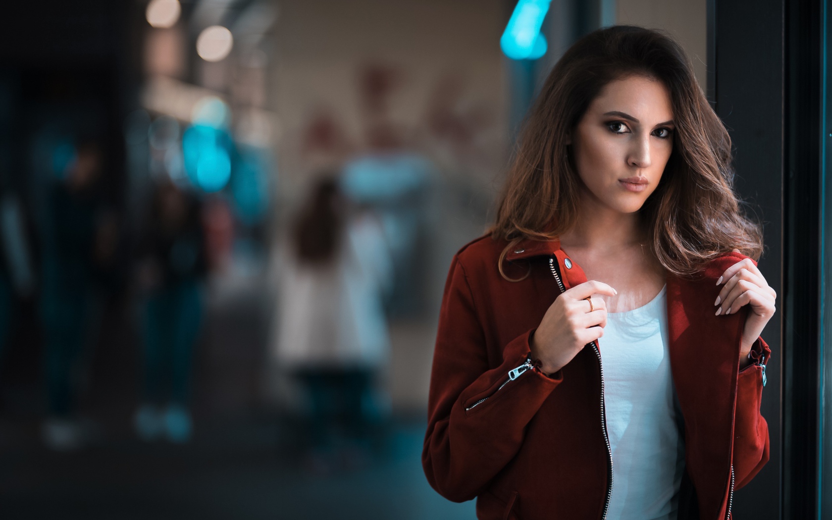 Кареглазая длинноволосая девушка брюнетка в красной куртке