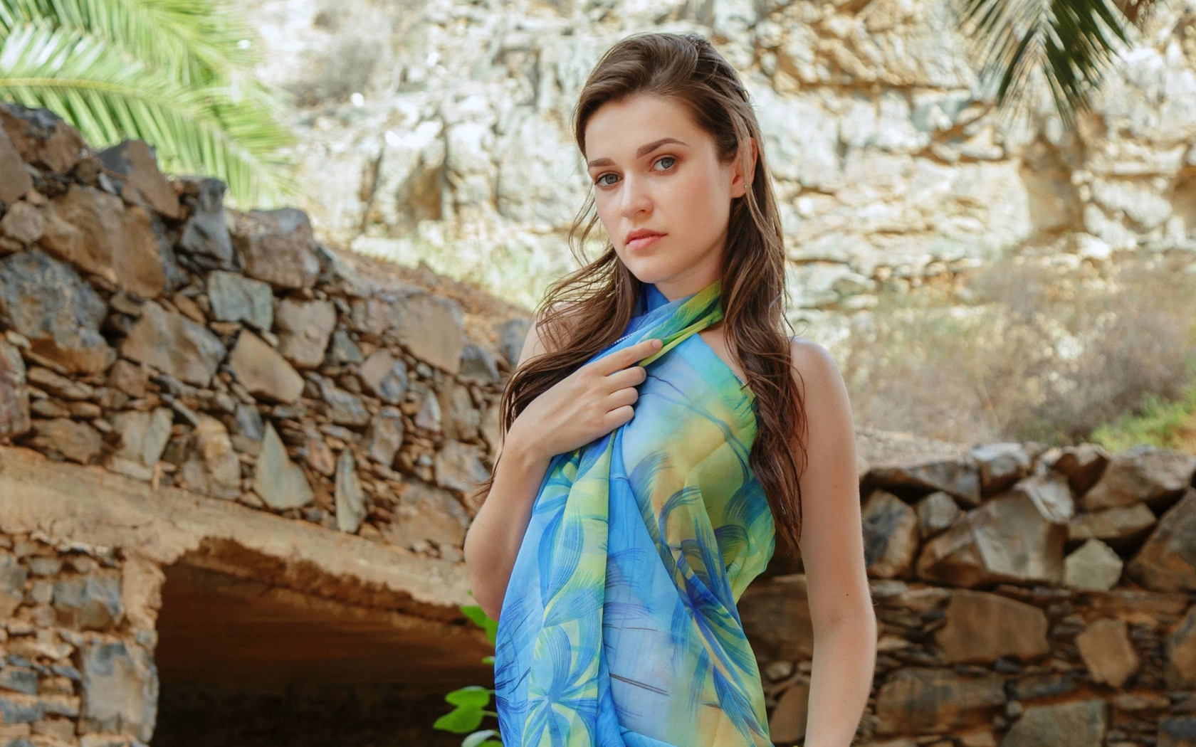 Девушка брюнетка в разноцветном парео