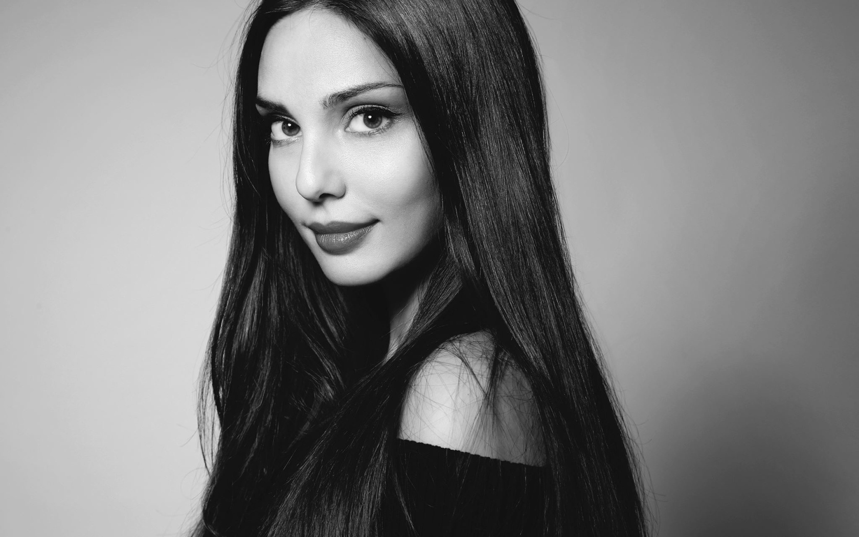 Девушка брюнетка с длинными волосами, черно белое фото 