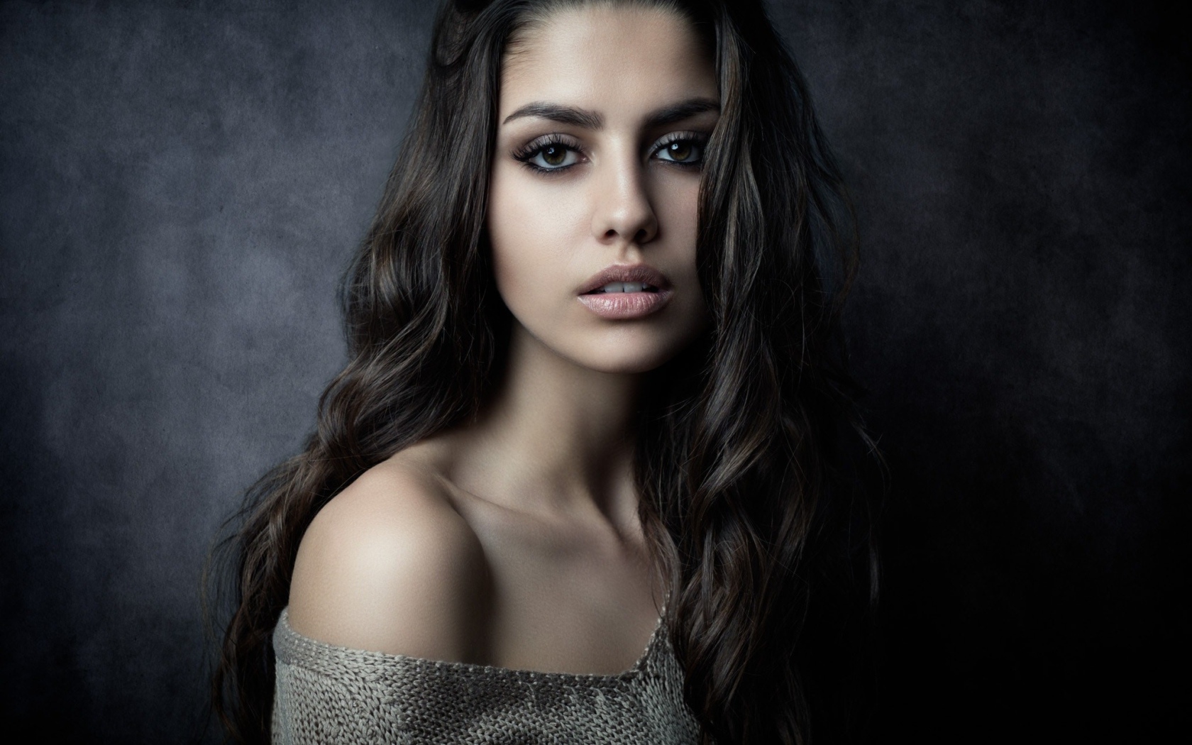 Нежная красивая девушка брюнетка с длинными волосами 