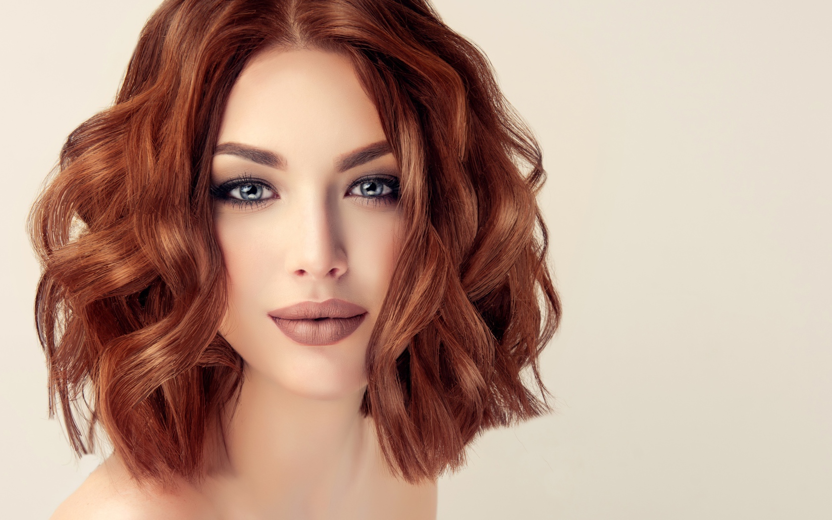 Лицо красивой молодой девушки с макияжем