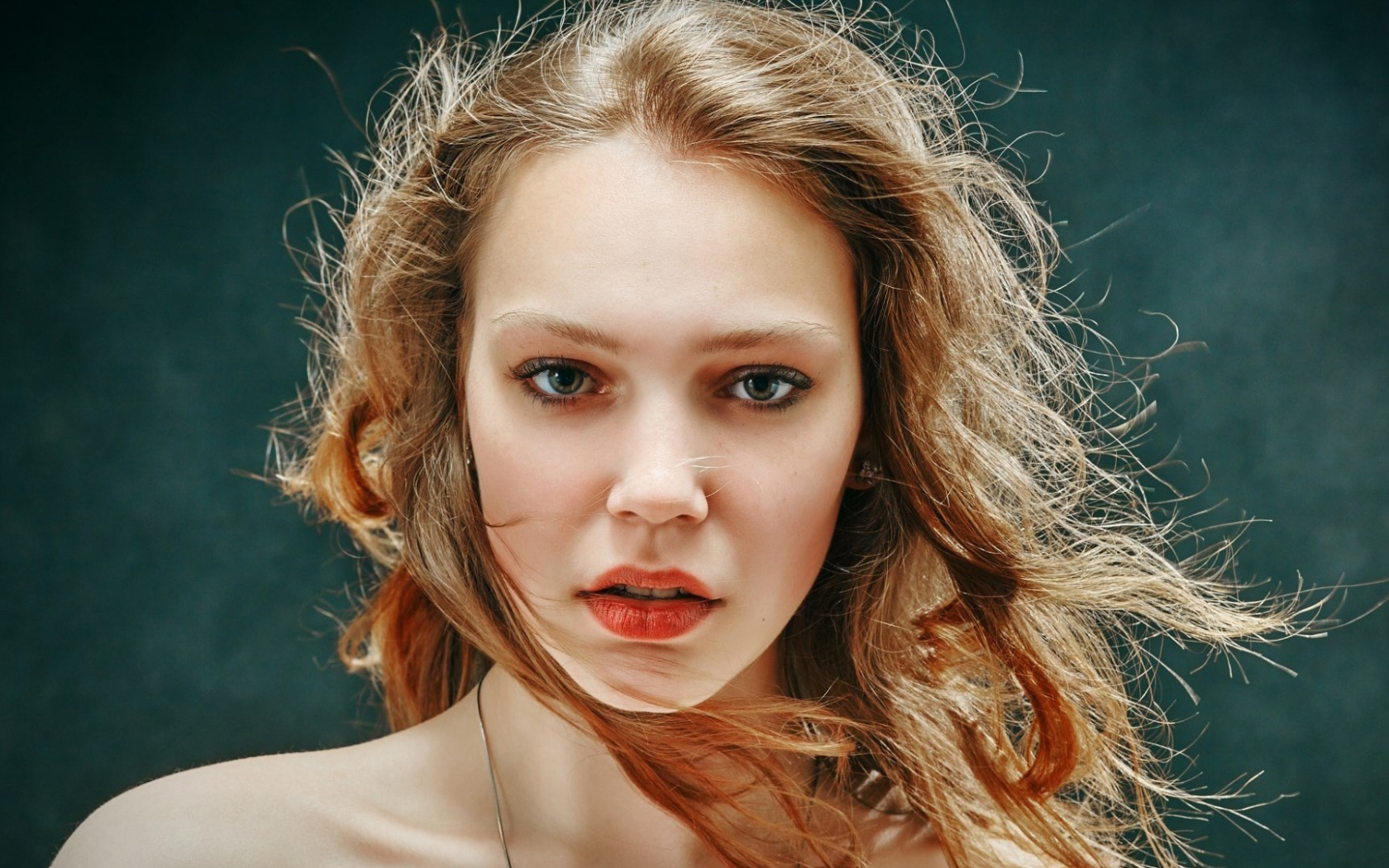 Нежная красивая молодая девушка с красивыми глазами 