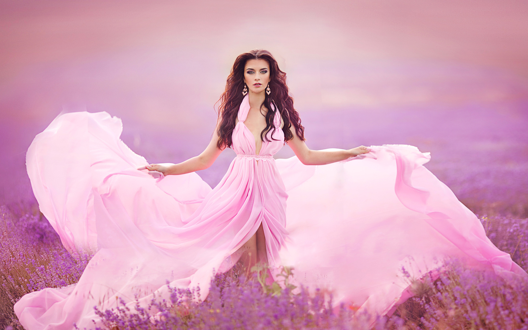 Девушка в красивом розовом платье на лавандовом поле