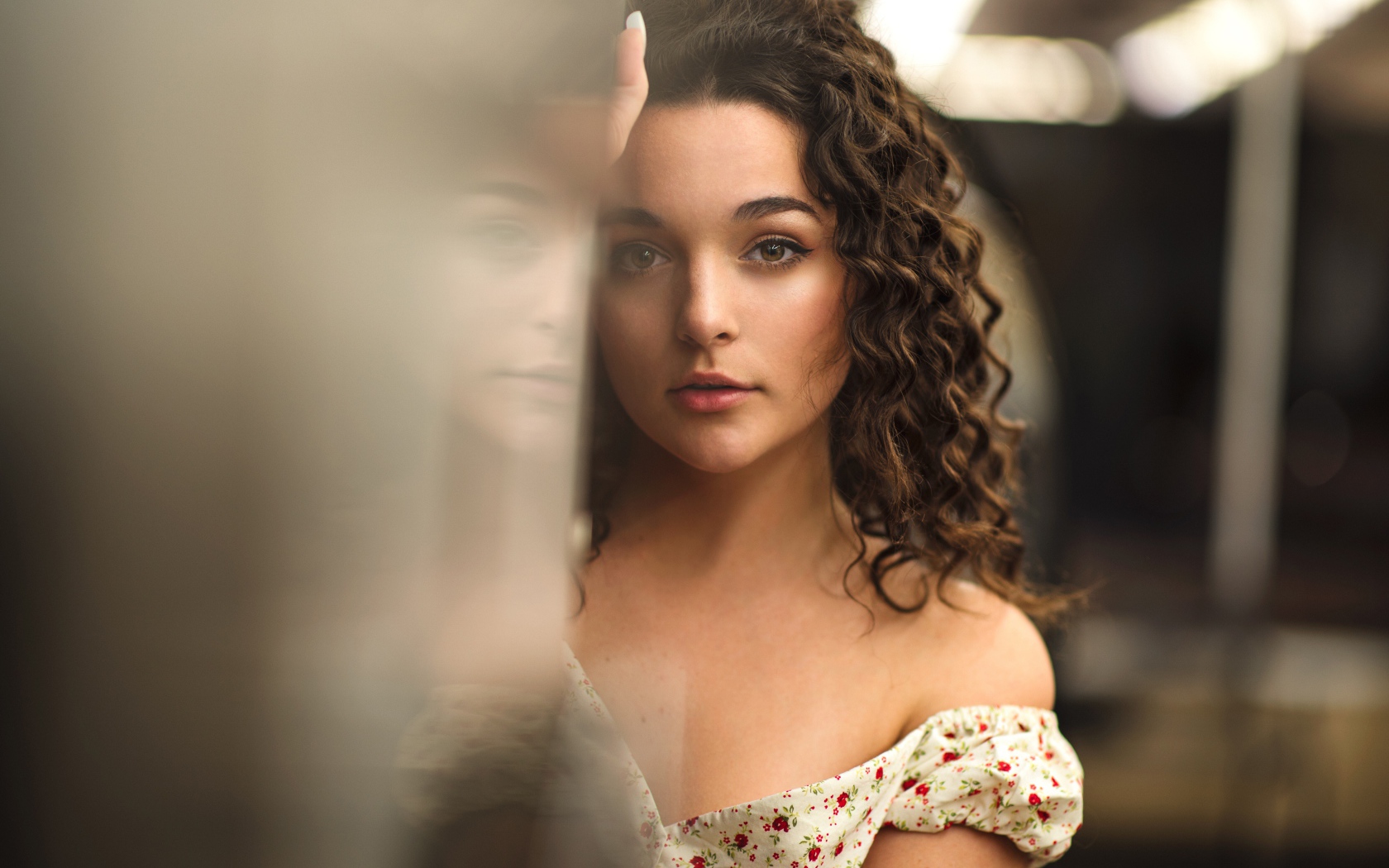 Девушка модель в цветастом сарафане