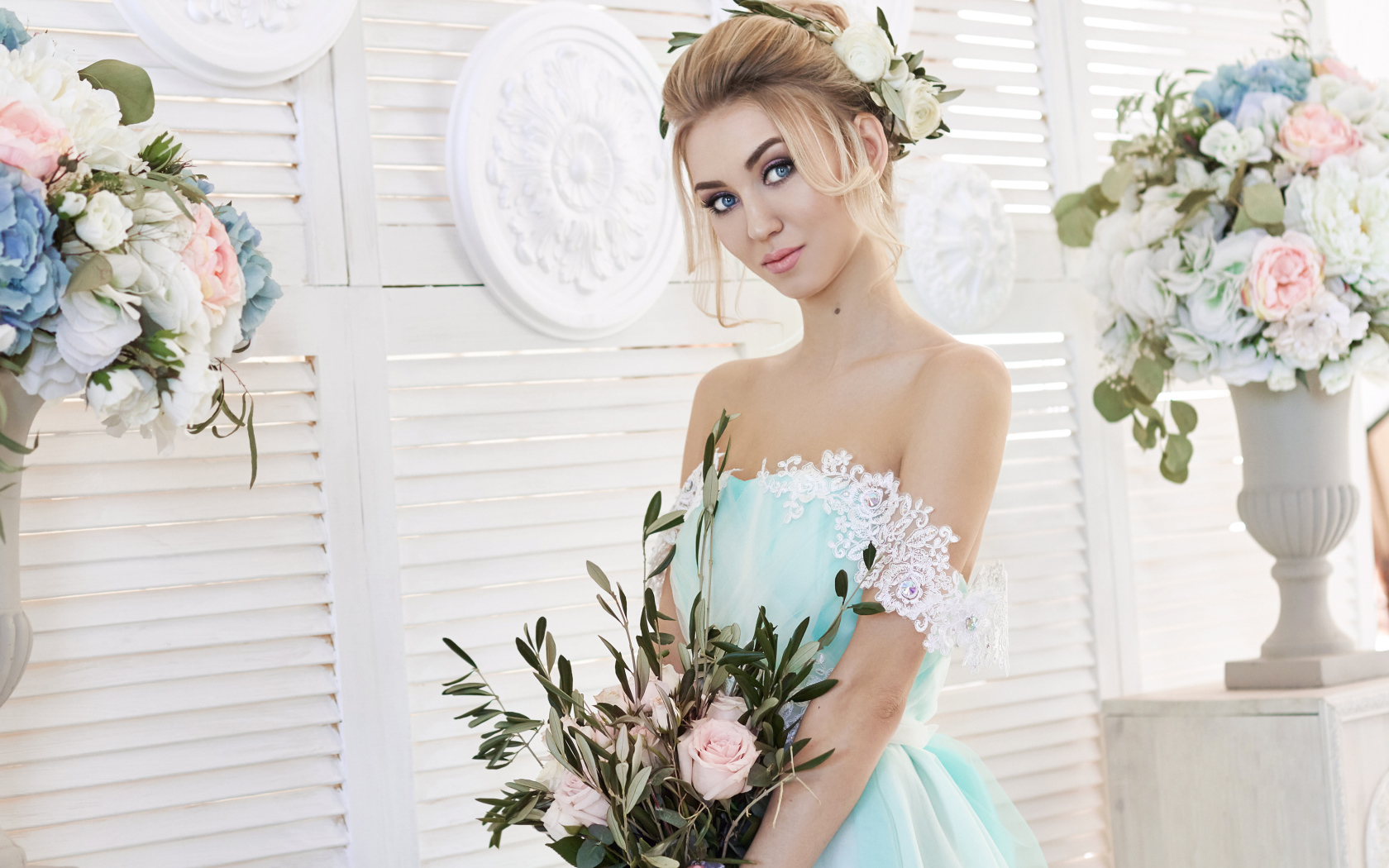 Эффектный взгляд голубоглазой блондинки в красивом платье с букетом цветов