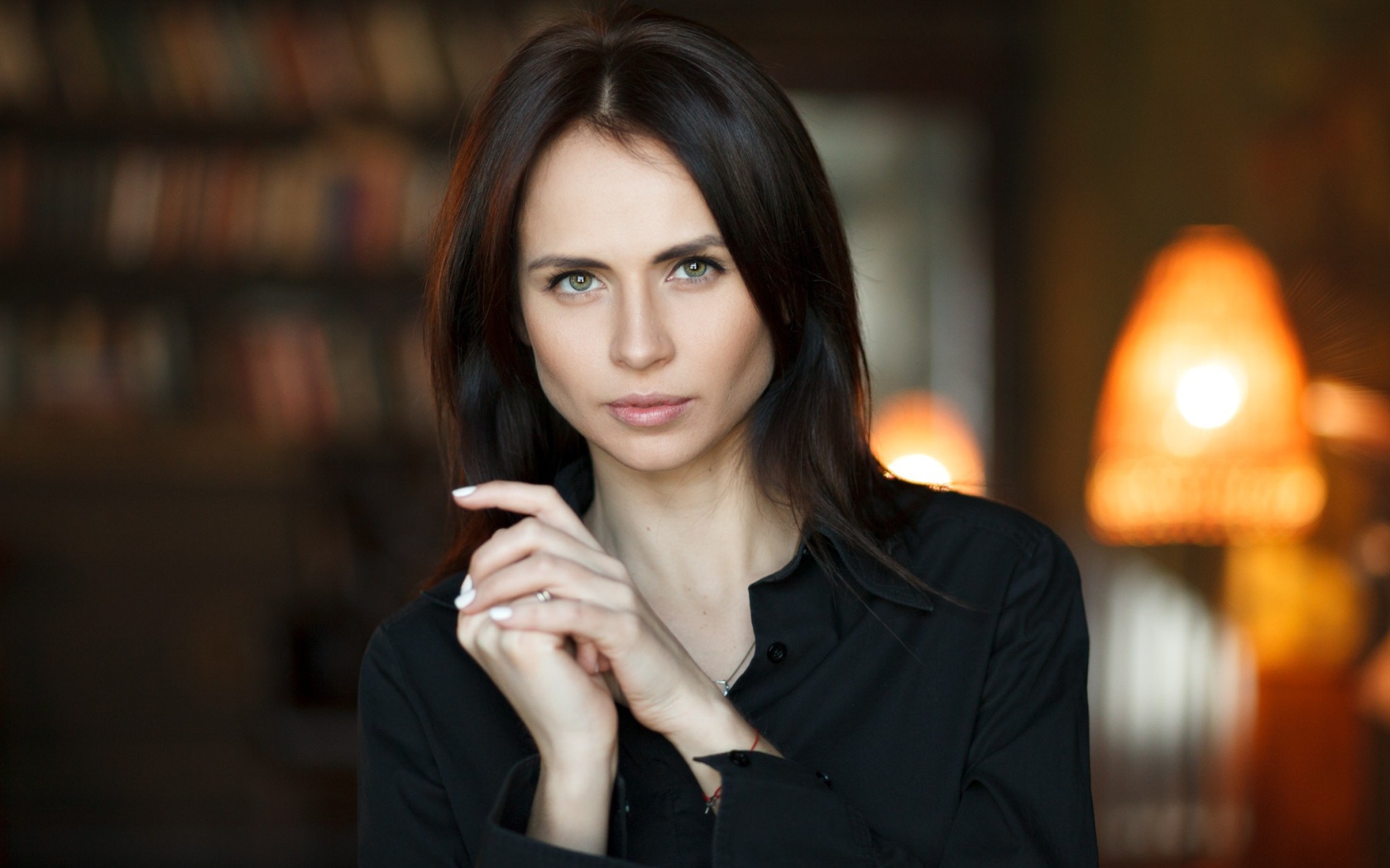 Стильная девушка брюнетка с длинными волосами 