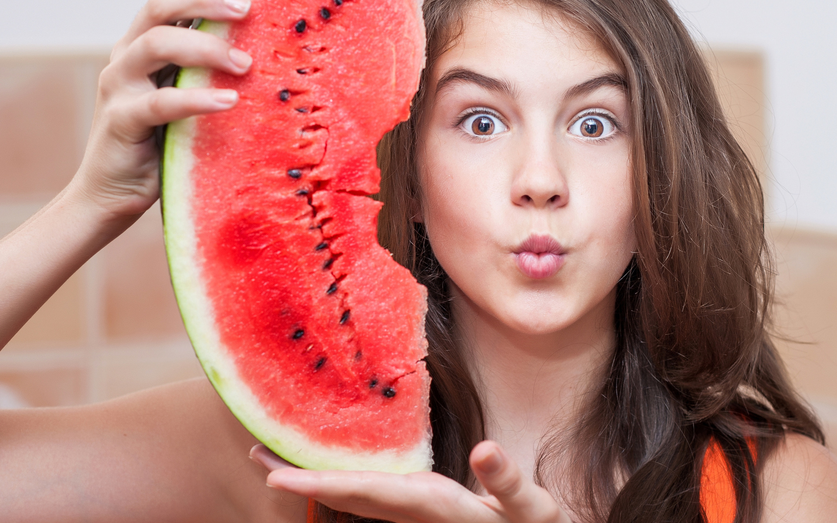 Девушка держит в руках скибку арбуза