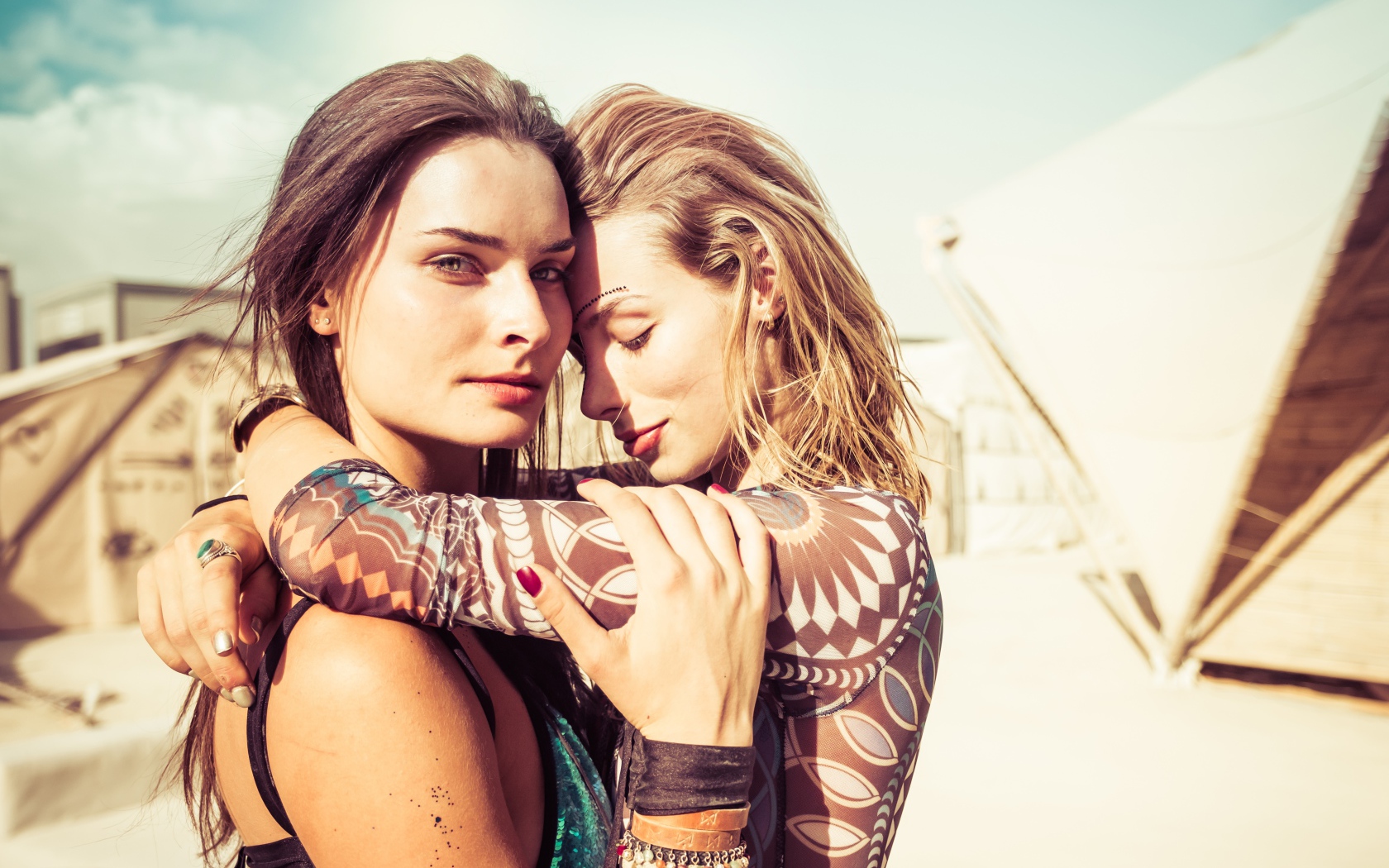 Две красивые молодые девушки