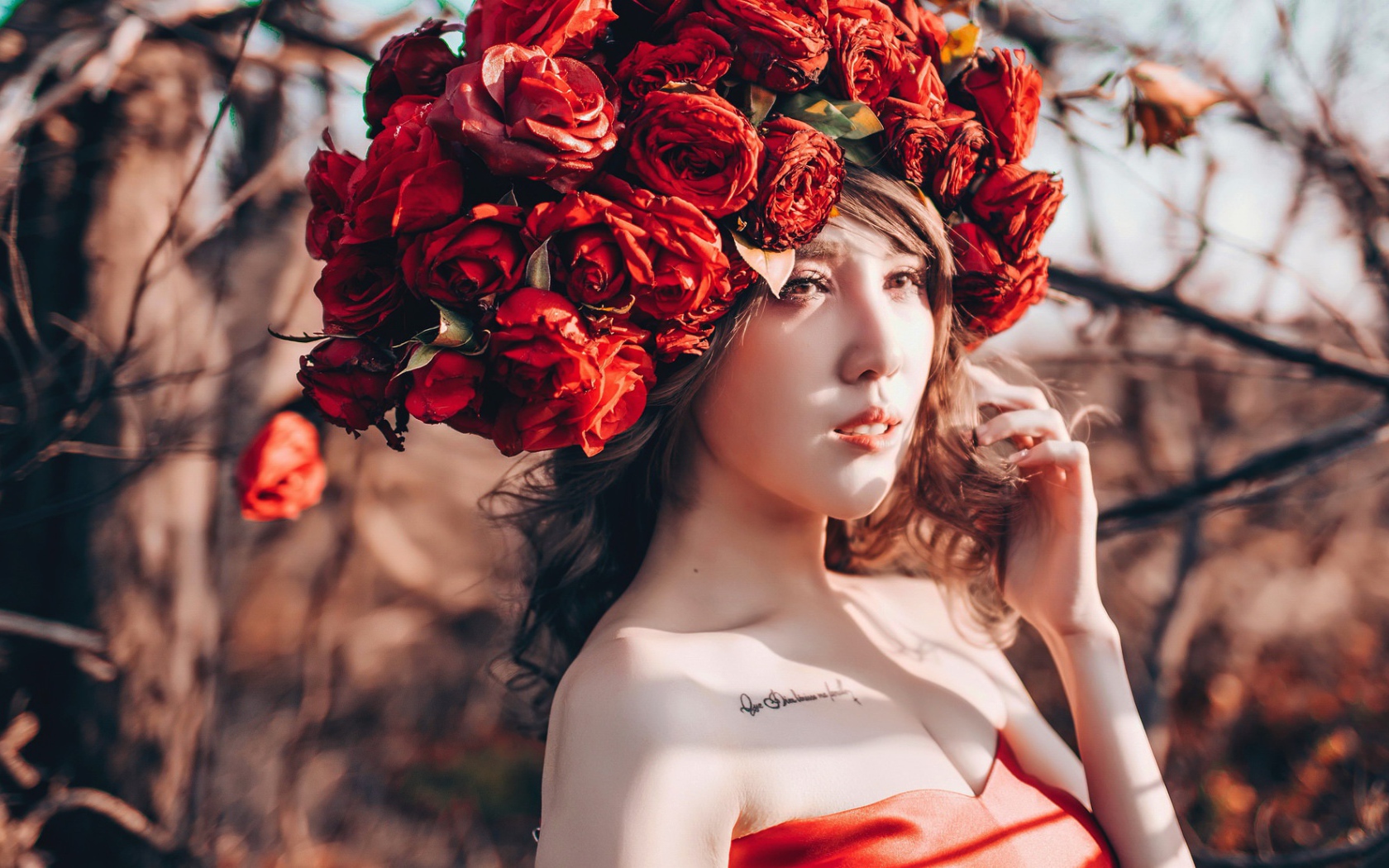 Молодая девушка азиатка с красными цветами на голове