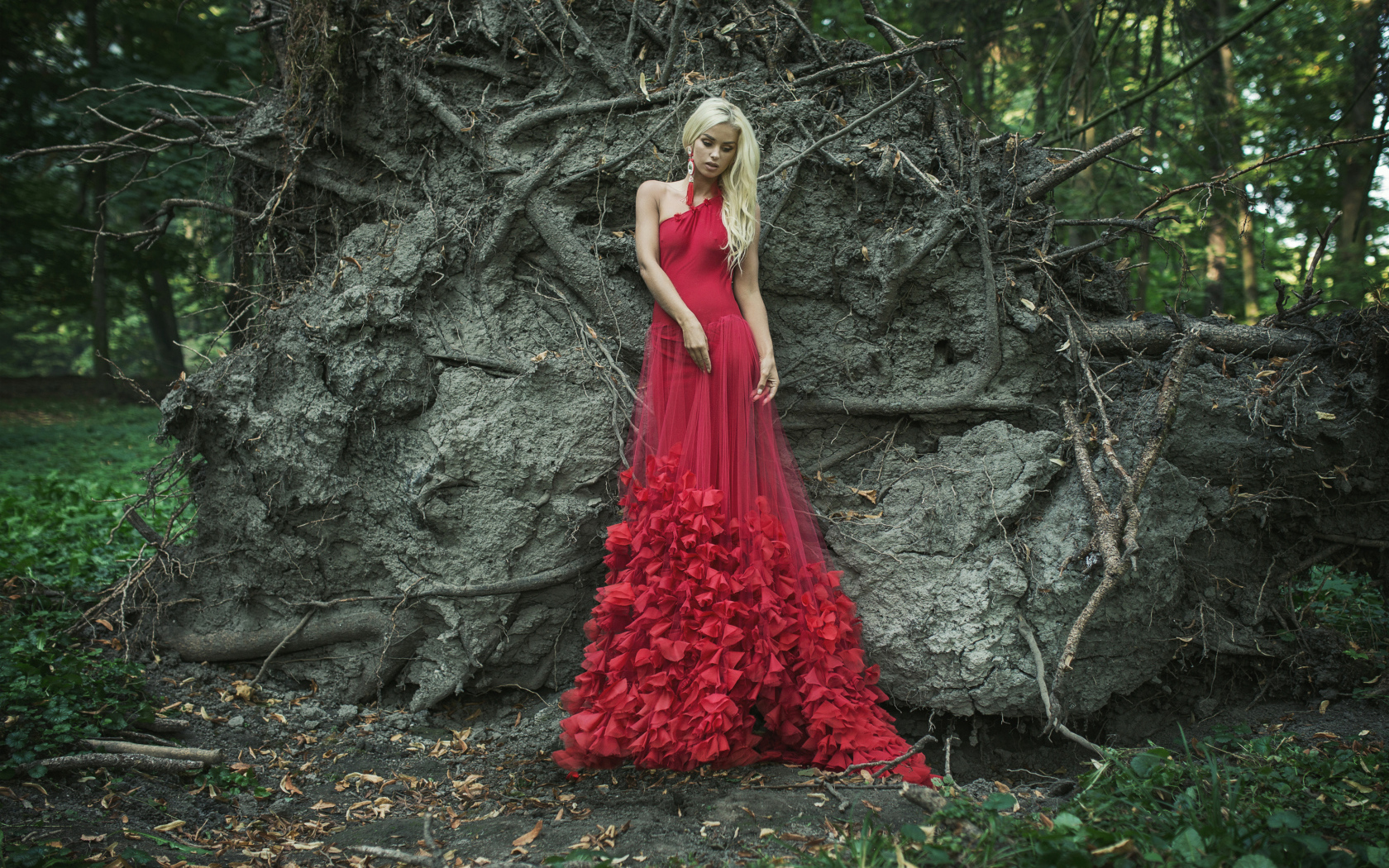 Молодая красивая девушка блондинка в красном платье