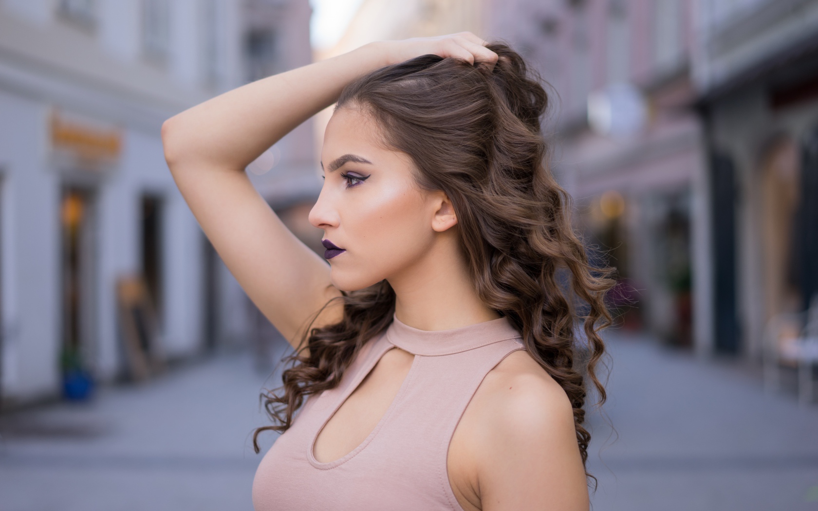 Молодая девушка шатенка с красивым макияжем