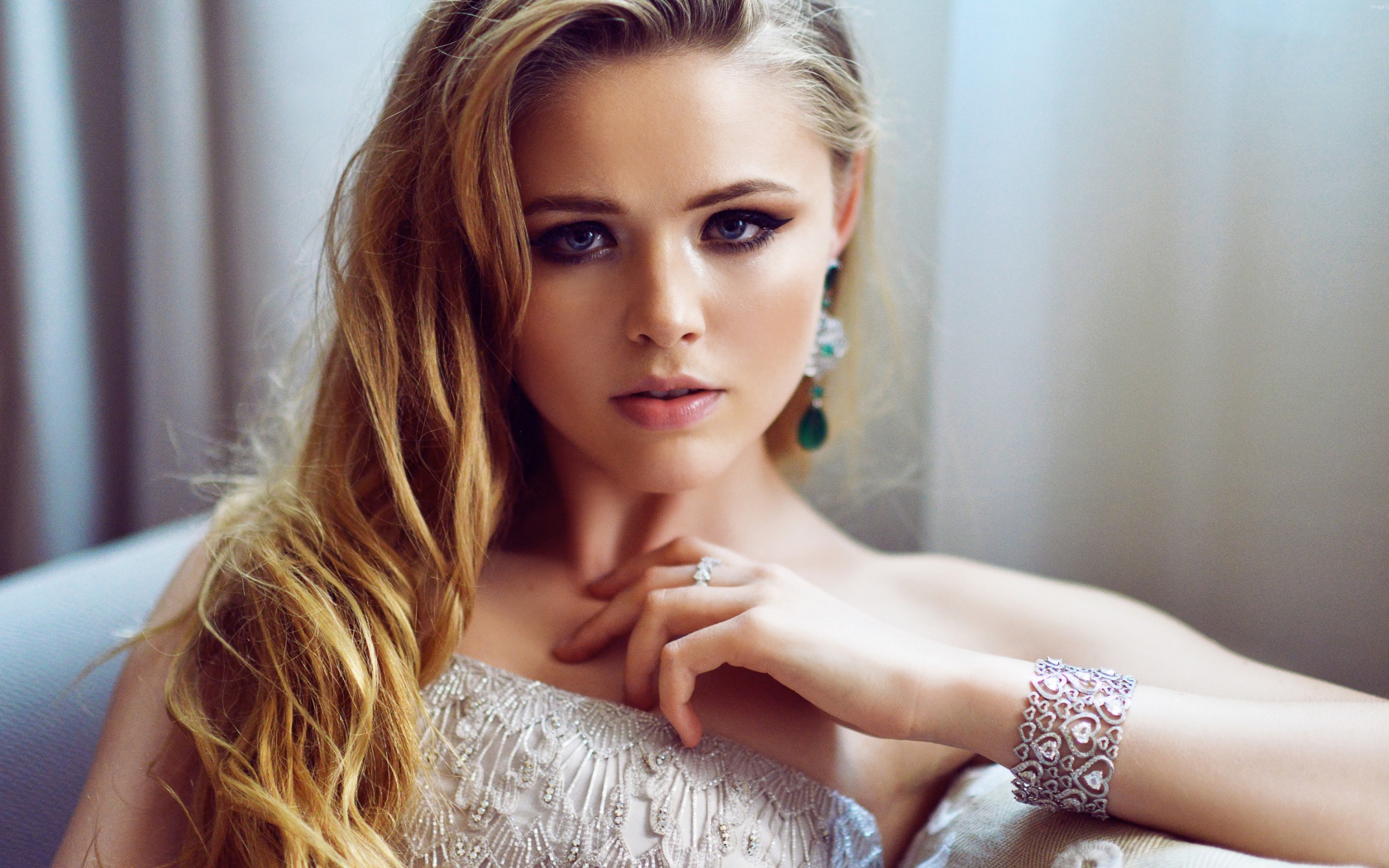 Красивая блондинка модель Кристина Базан