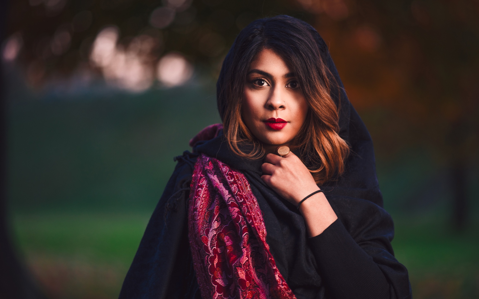 Красивая девушка модель в черном платке