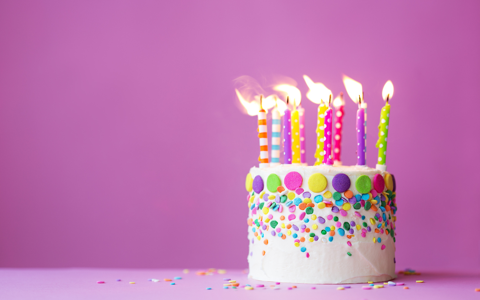 Торт на день рождения со свечами на сиреневом фоне