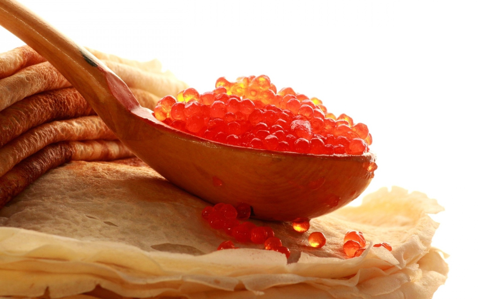 Блинчики и ложка красной икры на Масленицу 2017 