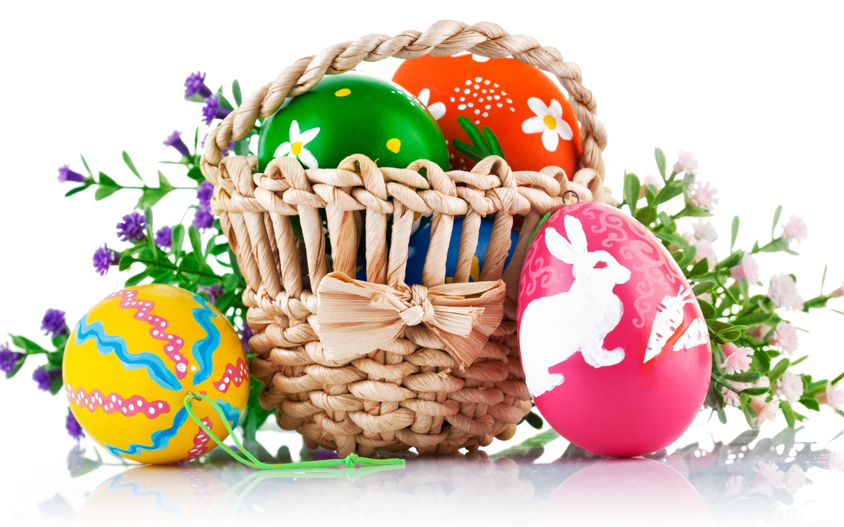 Пасхальные яйца с рисунком в корзине,  на белом фоне 