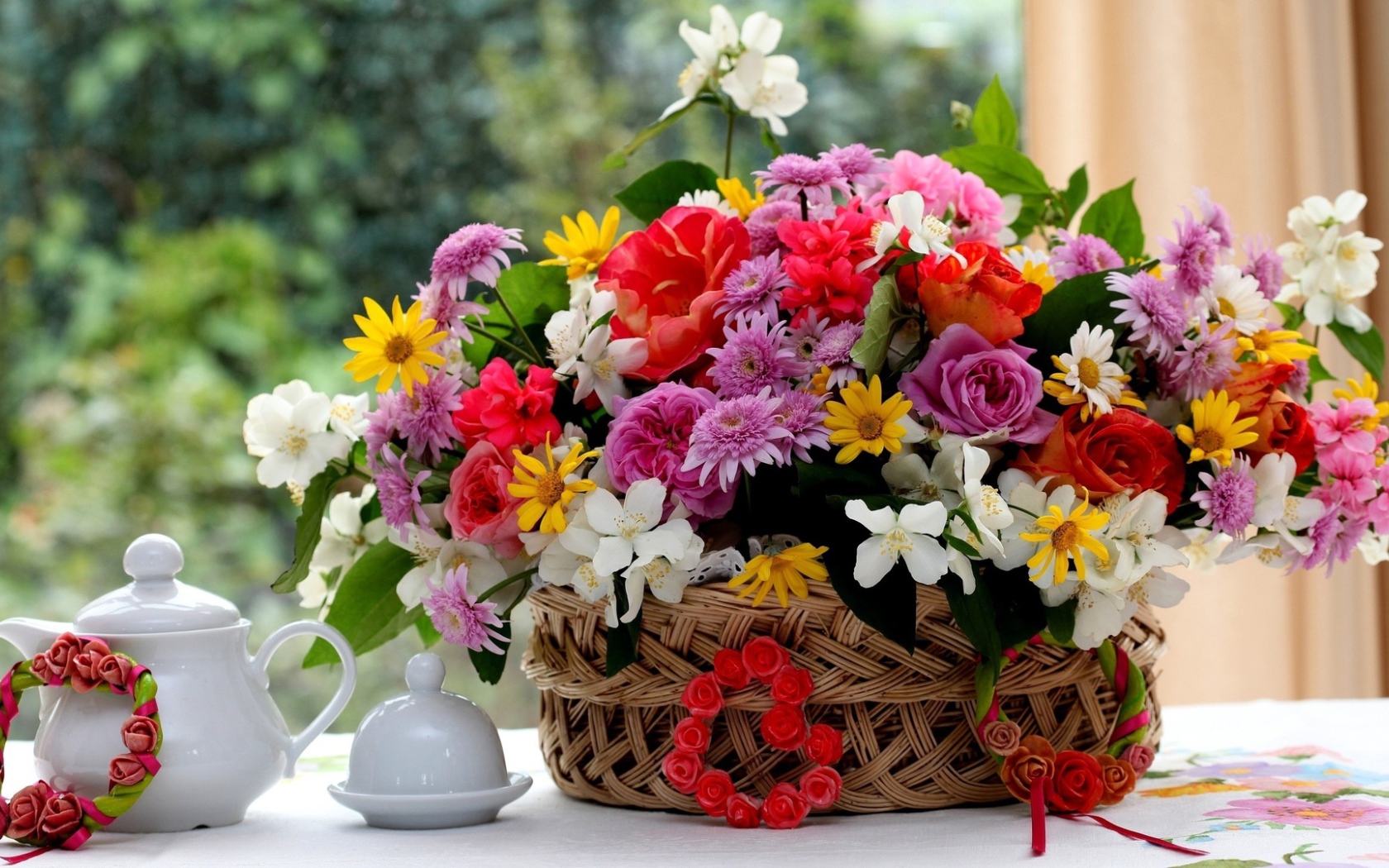 Корзина цветов подарок на 8 Марта