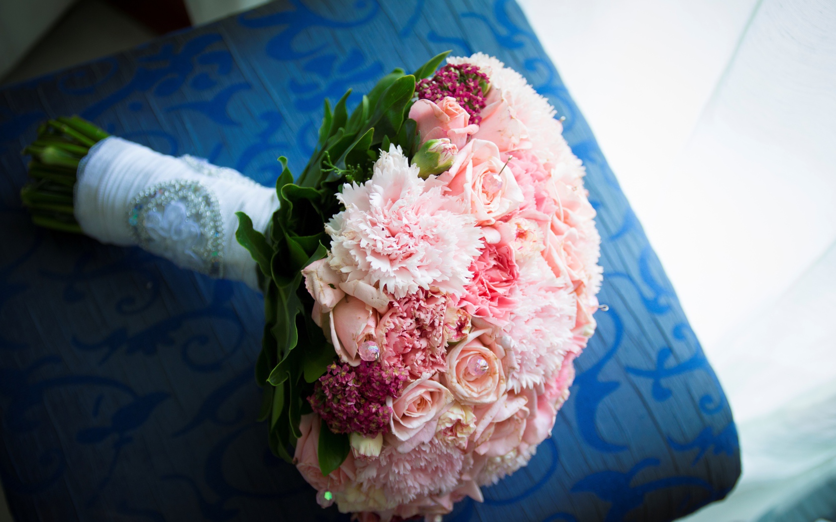 Красивый розовый свадебный букет невесты