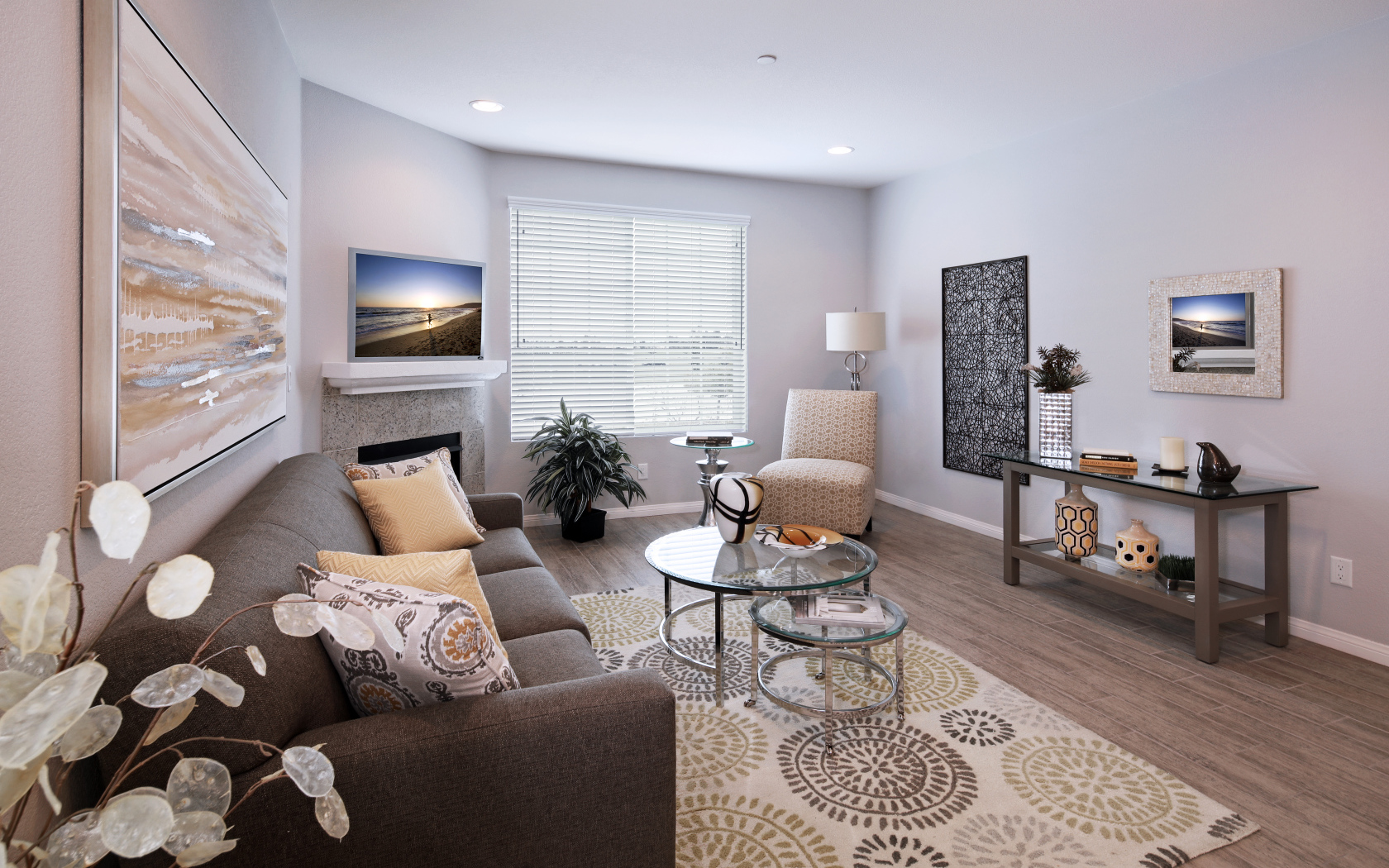 Уютная современная комната с диваном 