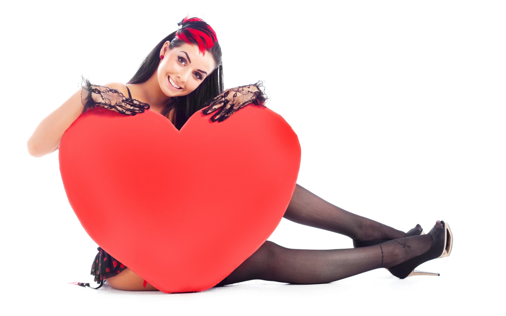 Красивая девушка с большим красным сердцем 