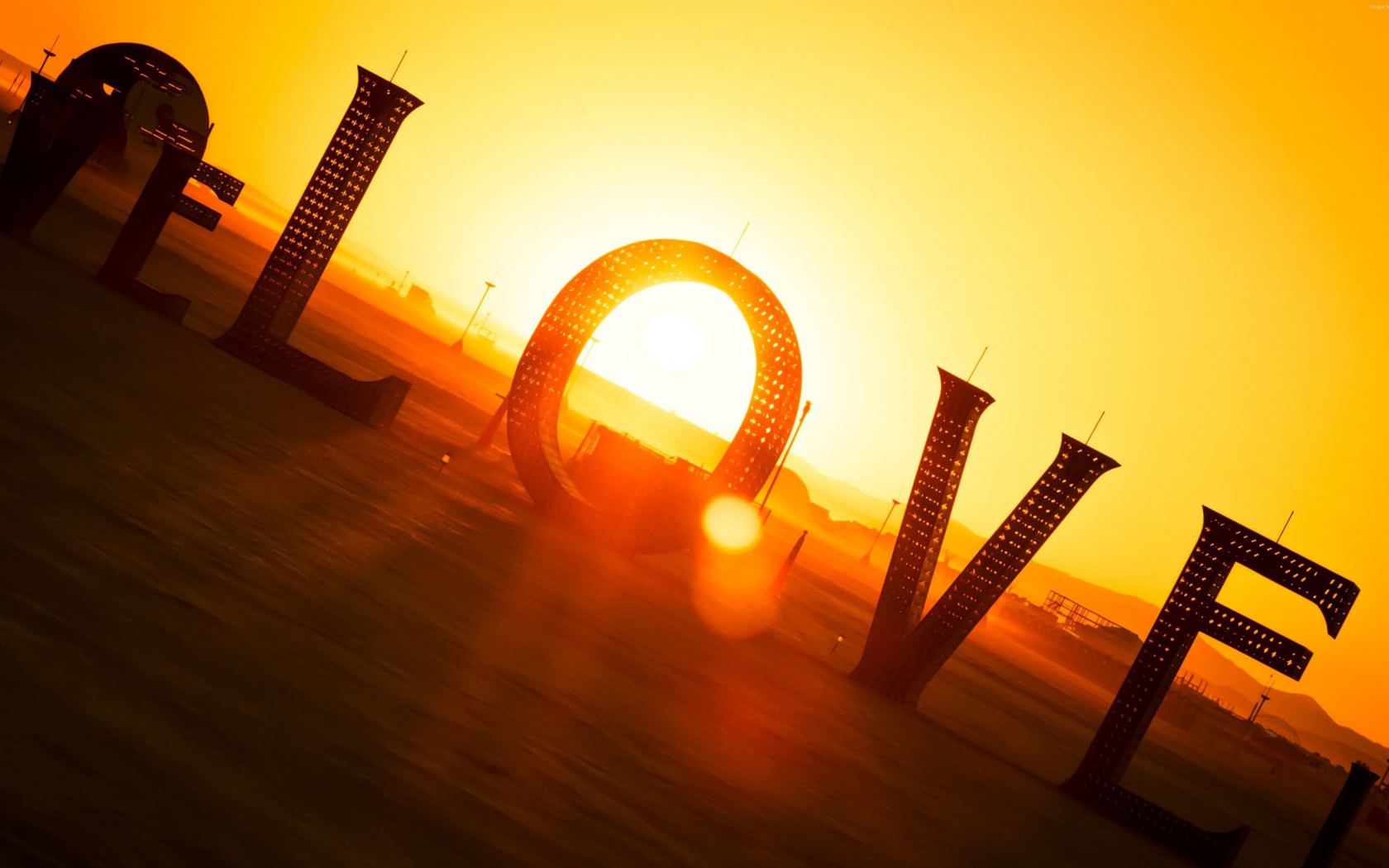 Большая надпись Любовь в лучах солнца на закате