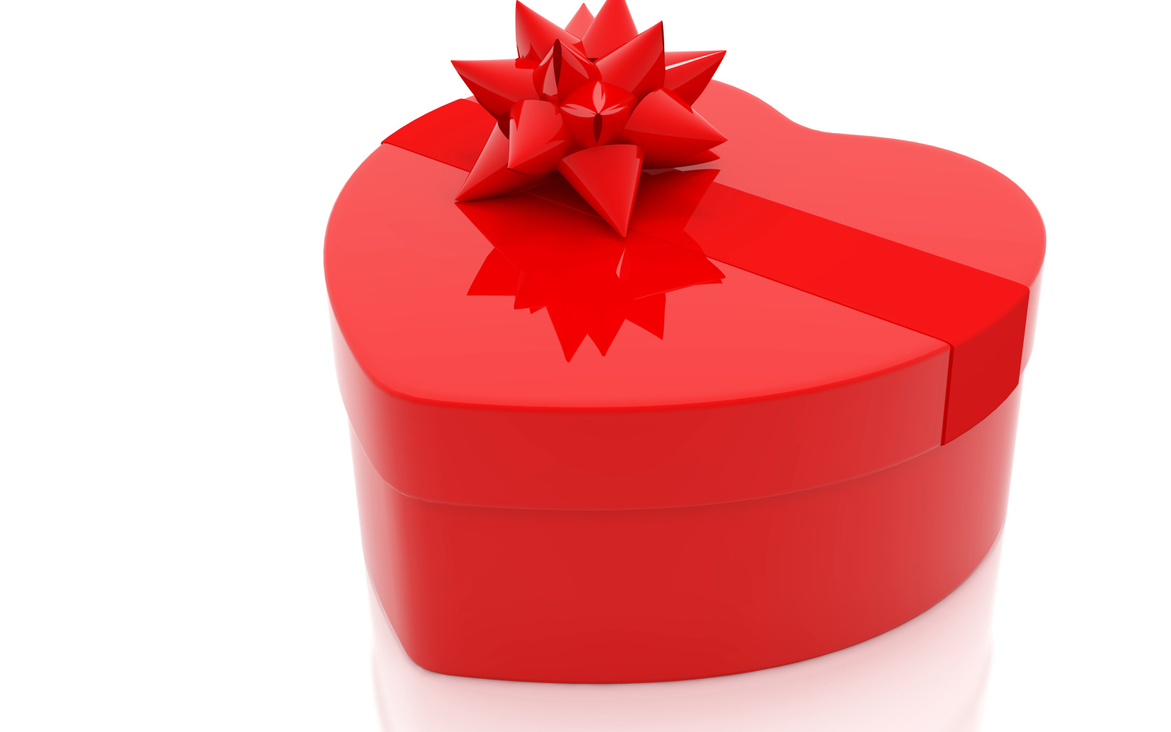 Большая красная коробка в форме сердца на белом фоне