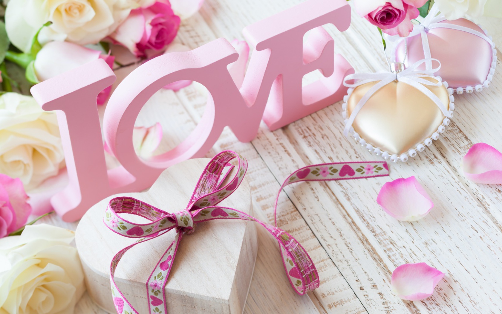 Нежный букет роз и розовая надпись Любовь 