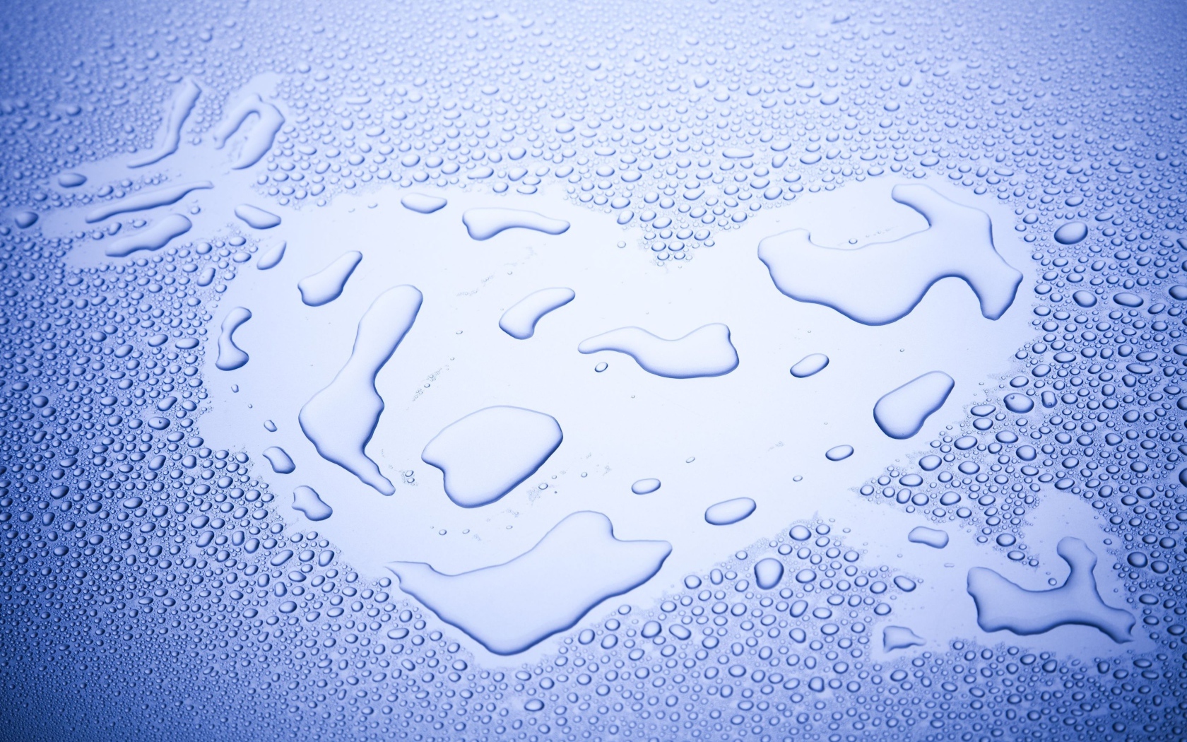 Сердце нарисовано на мокром стекле